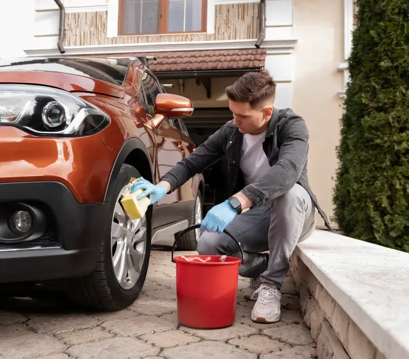 Lavage auto à domicile Nauviale : professionnel intervenant sur un véhicule